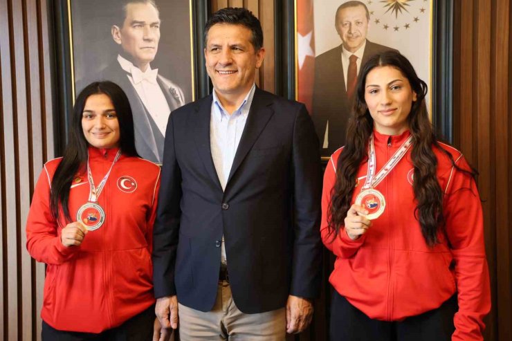 Kozan’da kadın güreşçiler ödüllendirildi