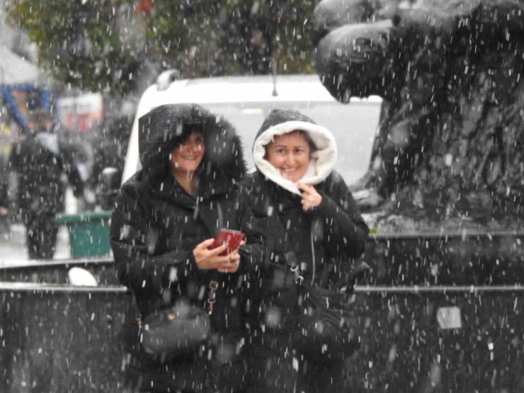 Edirne’de kar yağışı şehir merkezine ulaştı