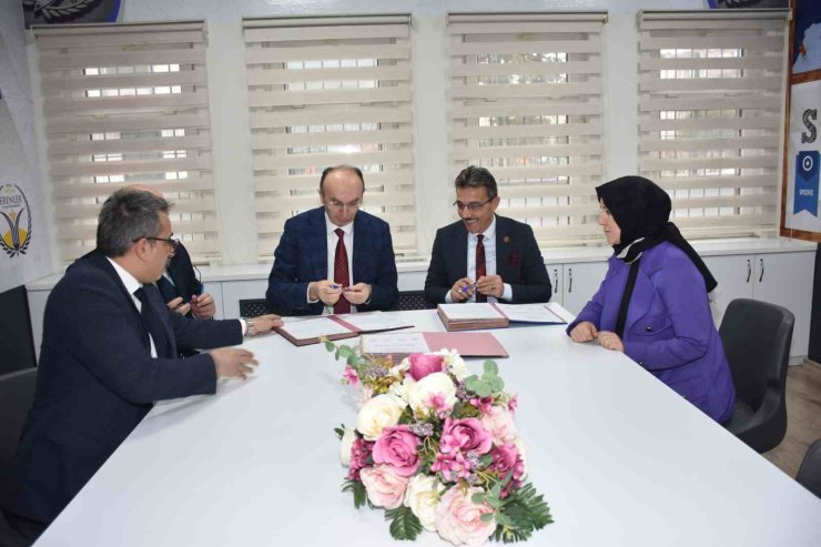Erenler’de, ‘Spor ve Sanatta Başarı İş Birliği ile Gelecek’ protokolü imzalandı