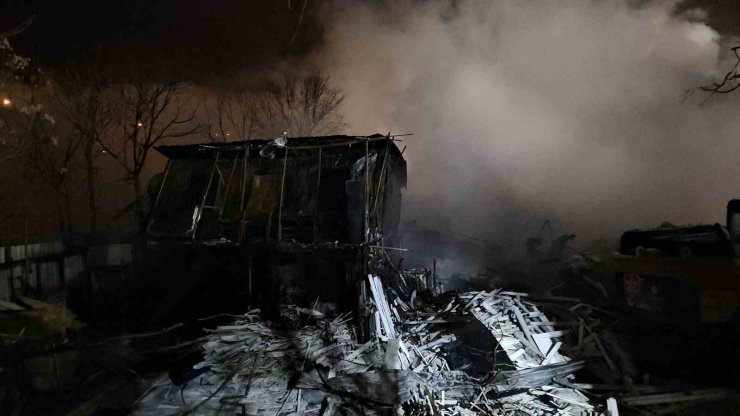 Geri dönüşüm tesisindeki yangın 6 saat sonra kontrol altına alındı