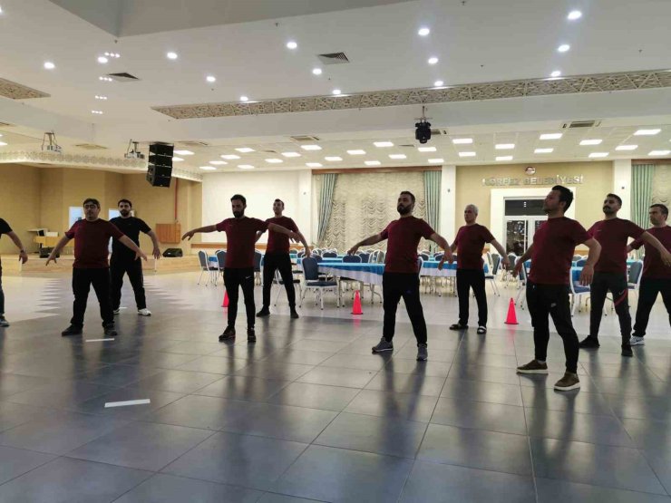 Halk Oyunları Topluluğu, geleneksel zenginlikleri yaşatmaya devam ediyor