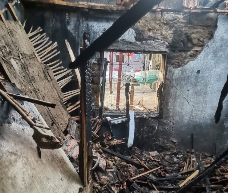 Manisa’da yangın bir evi kül etti