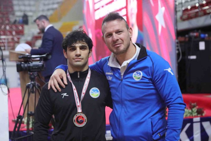 Sakarya Büyükşehir güreşçisi Eren Ülkü Türkiye şampiyonu oldu