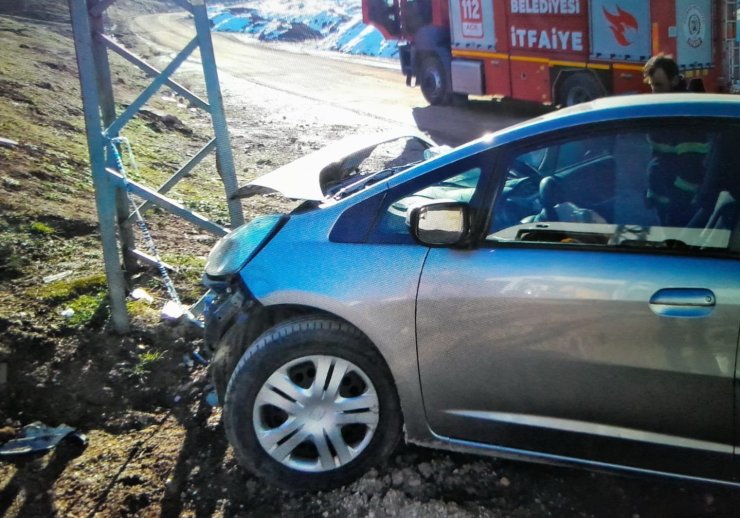 Otomobil elektrik direğine çarptı: 1 yaralı