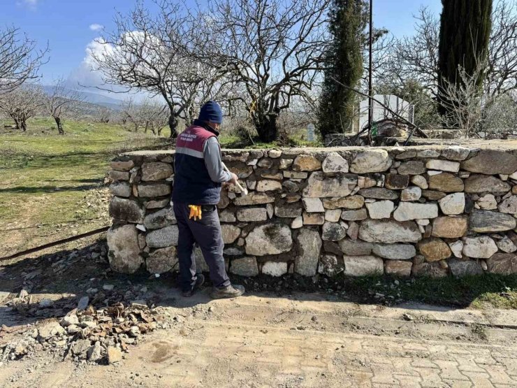 Karacasu’da mezarlığın yıkılan duvarı onarıldı