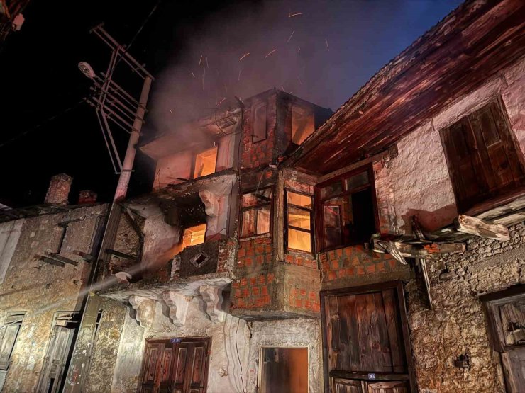 Fethiye’de iki katlı ev alevlere teslim oldu