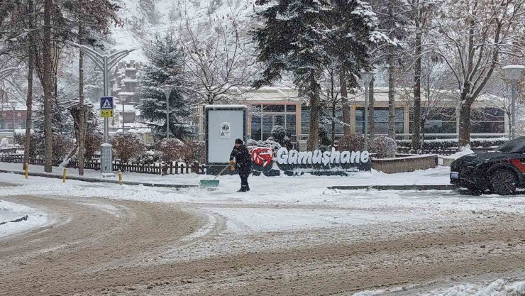 Gümüşhane’de kar yağışı etkili oluyor