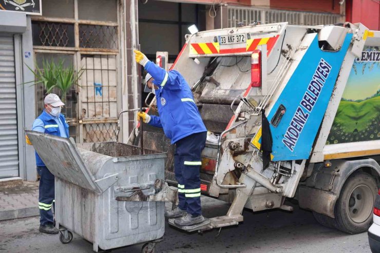 Akdeniz’de çöp konteynerleri yıkanıyor