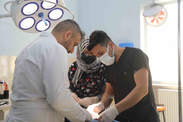 5 bacaklı dünyaya gelen kuzunun bir ayağı başarılı bir ameliyat ile alındı