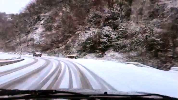 Bartın’da kar haberine giden gazeteci canlı yayında kaza yaptı