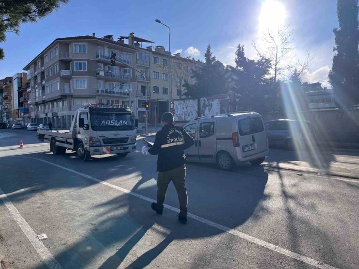 Burdur’da kalp krizi geçiren sürücü 3 araca çarptı