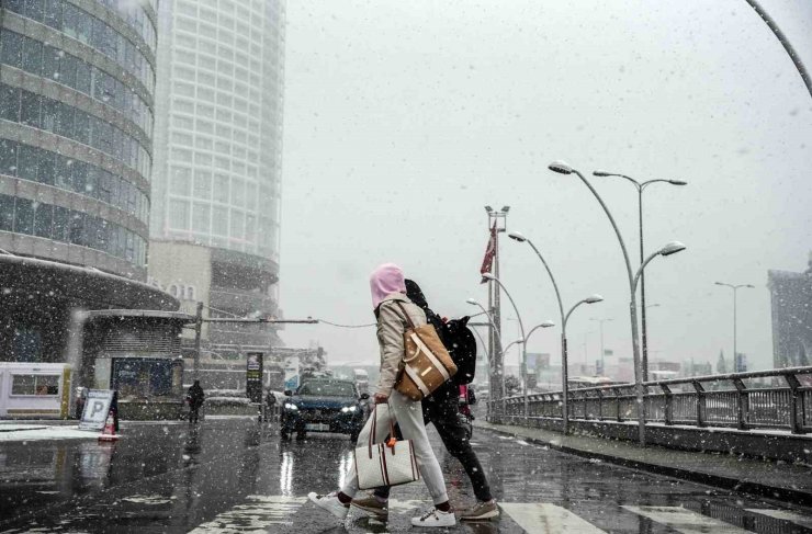 Başakşehir’de kar altında scooter keyfi