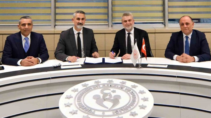 Kahramanmaraş’ta 50 mahalleye halı saha