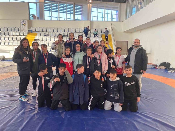 Salihlili güreşçilerden Manisa’da büyük başarı