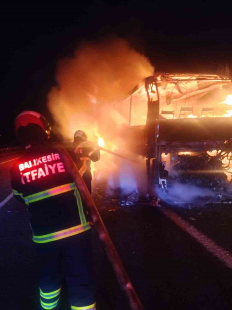 Balıkesir’de 34 yolcusu bulunan otobüs sabaha karşı yandı