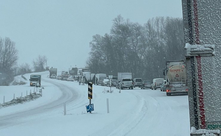 Çaycuma’da kar ve buz etkisi nedeniyle otomobil şarampole devrildi