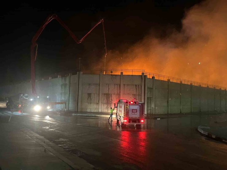 Kağıt fabrikasındaki yangında çalışmalar 10. saate ulaştı