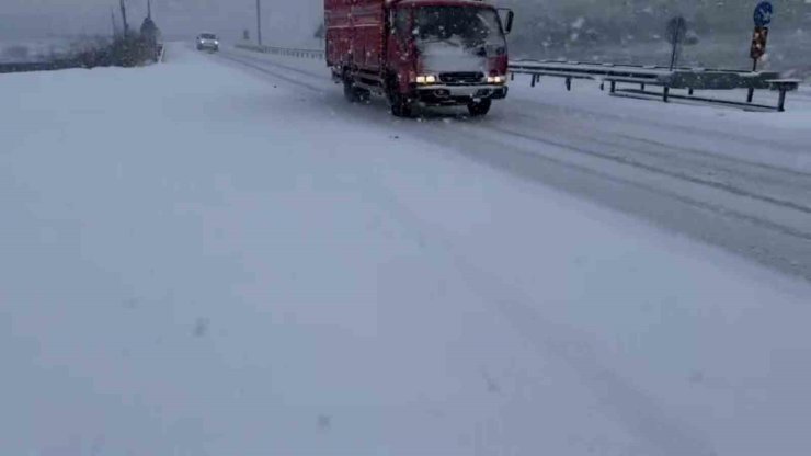 Balıkesir-Bursa yolunda TIR kaydı, trafik aksadı