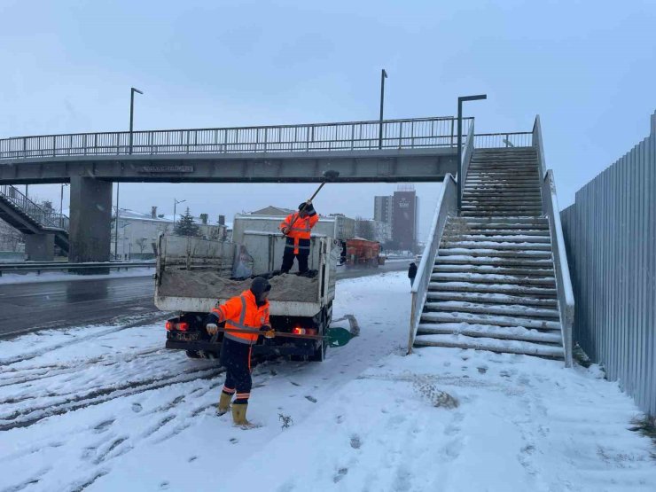 Büyükçekmece’de karla mücadele çalışmaları aralıksız olarak sürüyor