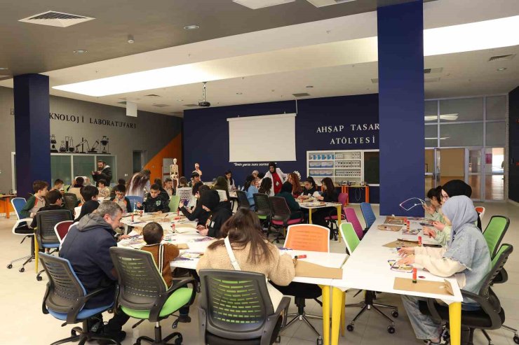 Bilim Merkezi, öğrencileri bilimle tanıştırmaya devam ediyor