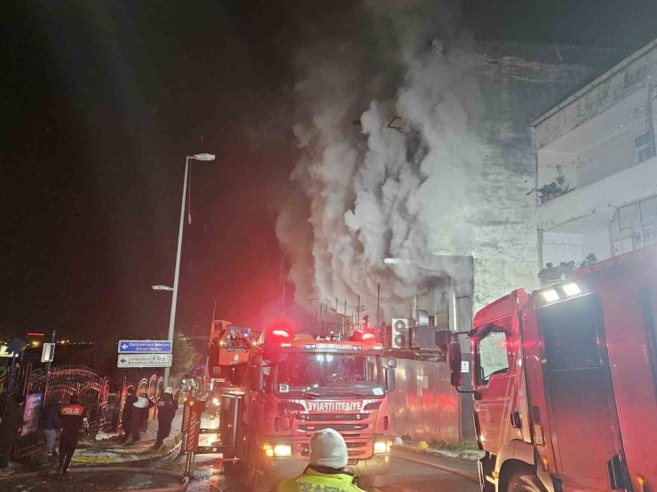 Küçükçekmece’de mobilya deposundaki yangın 2 binaya sıçradı: Mahsur kalan 6 kişi kurtarıldı