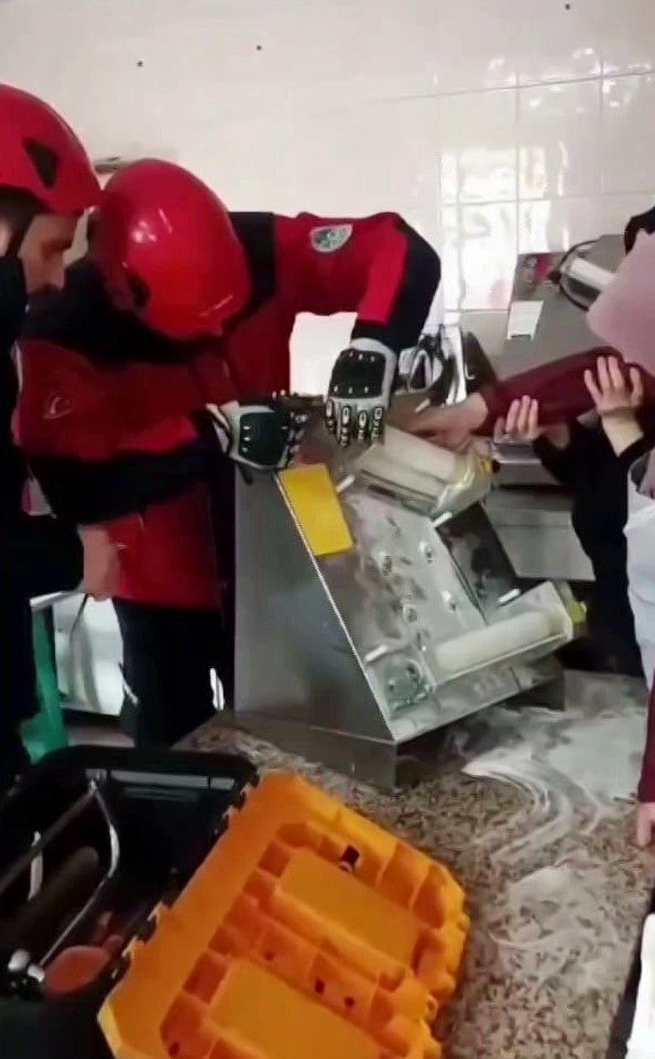 Yurtta öğrencilere lahmacun yaparken parmağını hamur makinasına kaptırdı