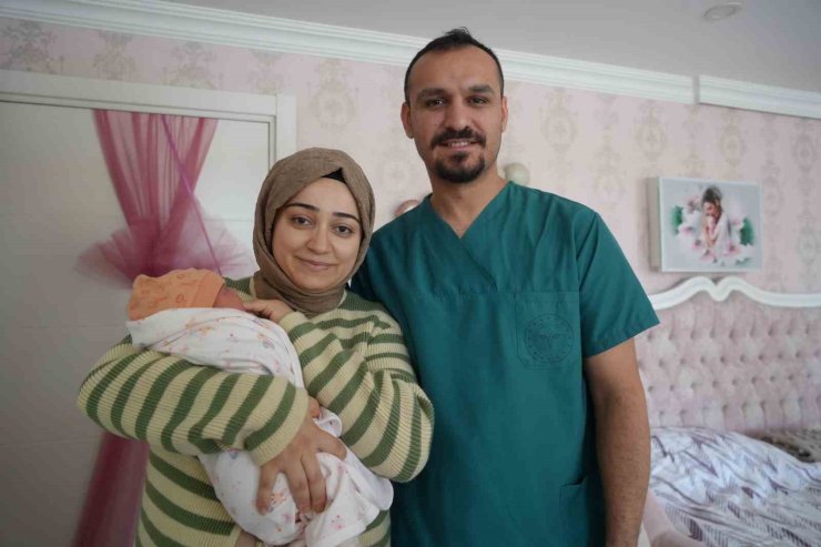 Normal doğumla bebeğini dünyaya getiren kadın doğum uzmanı: "Normal doğumun konforu çok farklı"