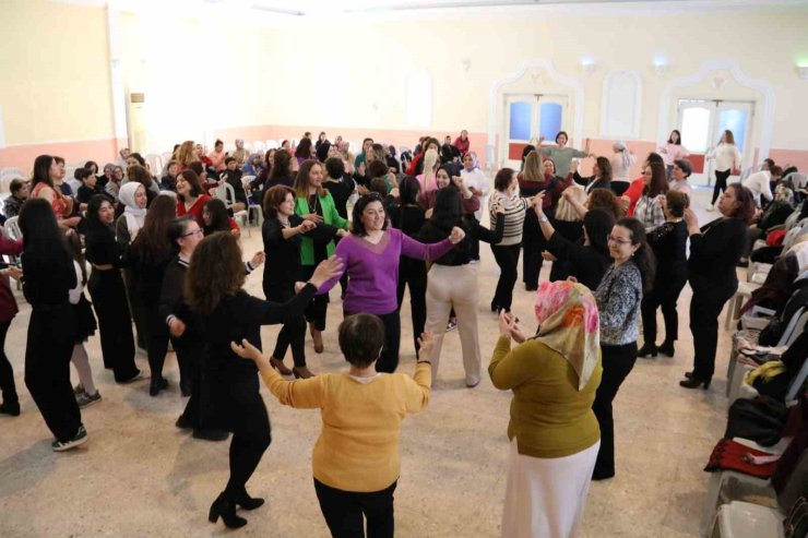 Yenipazarlı kadınlar matinede eğlendi