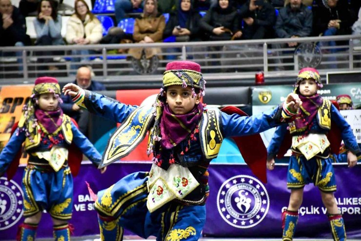 Balıkesir’de Halk oyunları yarışması yapıldı