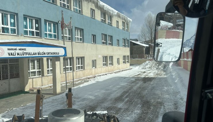 Hakkari’de okul önleri kardan temizlendi