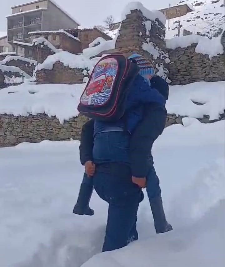 Fedakar öğretmen öğrencisini sırtında taşıyarak evine bıraktı