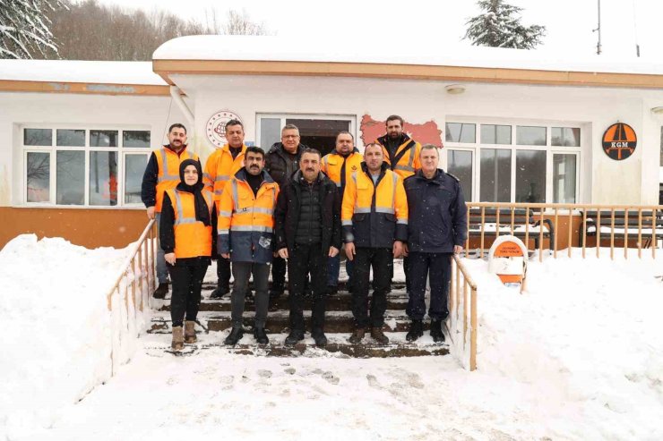 Hacıbektaşoğlu, karla mücadelede sahada görev yapan ekiplerle buluştu