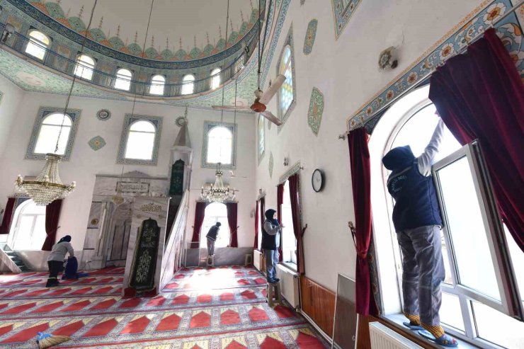 Altıeylül Belediyesi ekiplerinden ibadethane temizliği