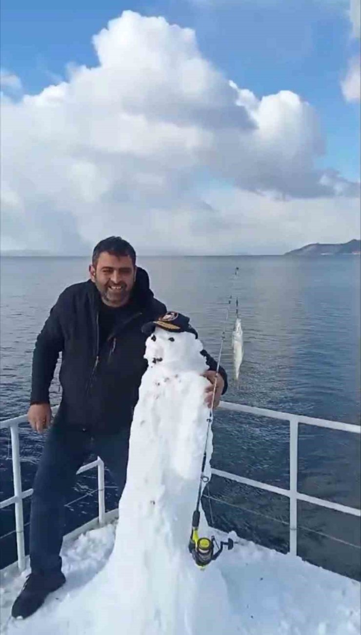 Yaptıkları kardan balıkçıya olta verip balık tutturdular