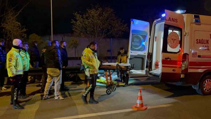 Direksiyon hakimiyetini kaybeden motosiklet sürücüsü bariyerlere çarparak ağır yaralandı