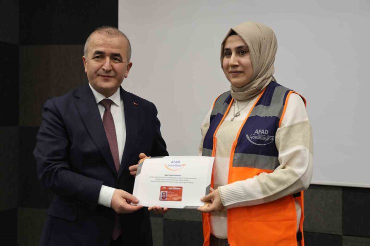 Eğitimlerini tamamlayan AFAD gönüllüleri sertifikalarını aldı