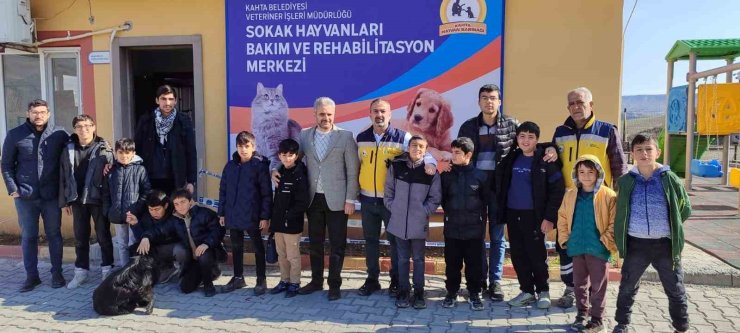 Kahta Belediyesi Hayvan Bakım ve Rehabilitasyon Merkezi’ne Öğrencilerden Anlamlı Ziyaret