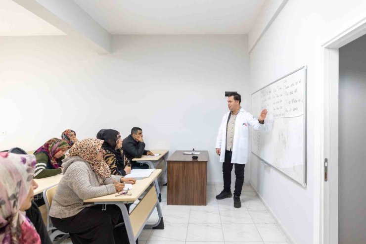 MERCEK Meslek Edindirme Merkezi’nde vatandaşlar okuma-yazma öğreniyor