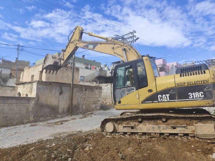 Nizip Belediyesi, tehlike arz eden metruk binaları yıktı