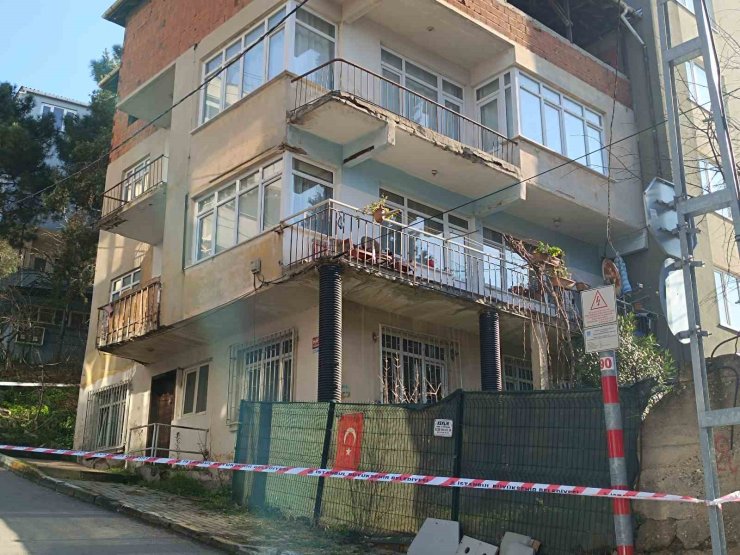 Pendik’te duvarlarından çatlama sesi gelen 3 katlı bina tahliye edildi