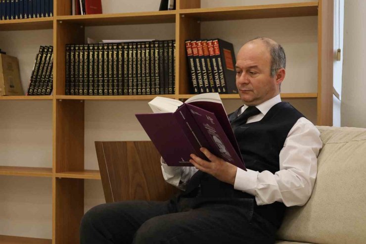 Usta sanatçı bu kitapla Türk Müziği’ne ışık, yeni nesle ilham oldu