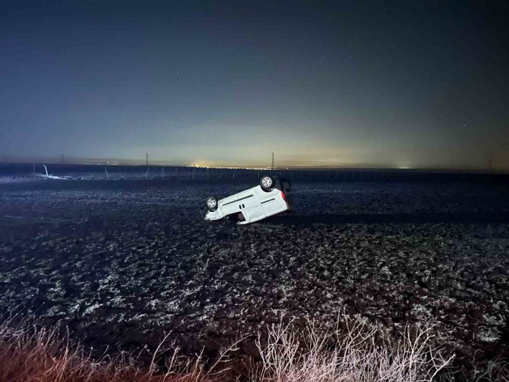 Tarlaya uçan hafif ticari aracın sürücüsü hayatını kaybetti