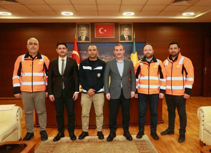 Sultanbeyli’de gönülleri fetheden personele Belediye Başkanı Ali Tombaş’tan ödül