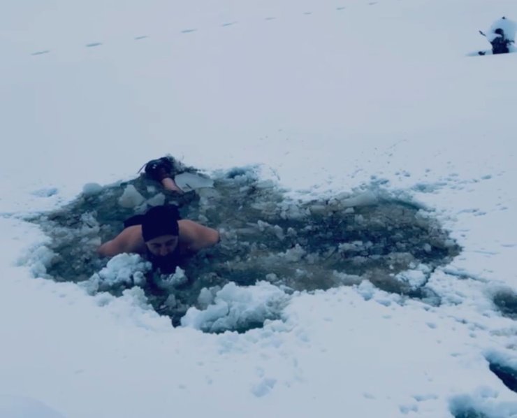 Donmuş göle girdi: "Keyif amaçlı yaptık bayağı viral oldu"