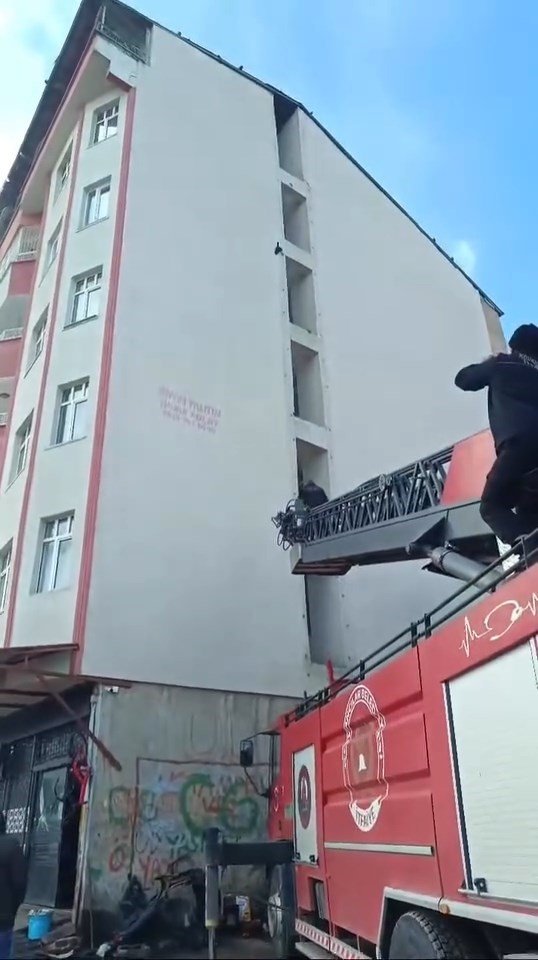 Tellere takılan kargayı itfaiye kurtardı