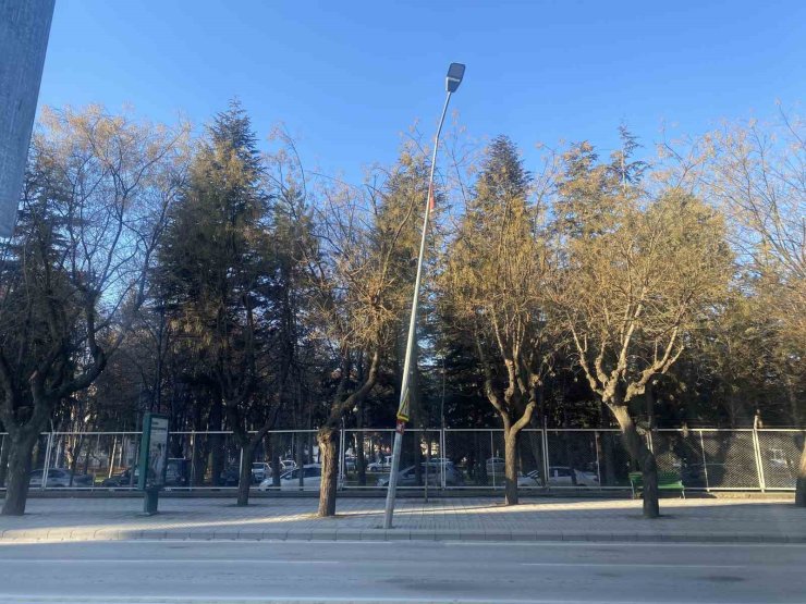 Bu aydınlatma direği onarım bekliyor