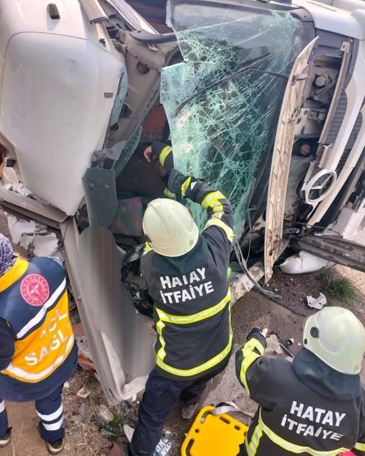 Devrilen demir yüklü kamyonun sürücüsü yaralandı