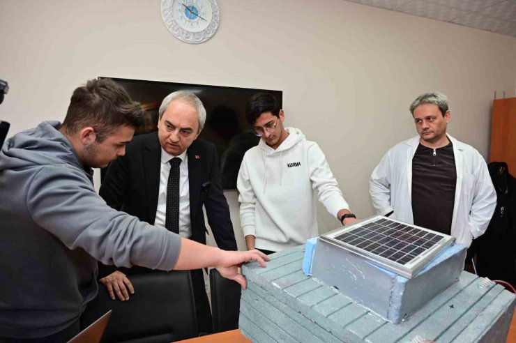 Antalya’da lise öğrencileri geri dönüşüm malzemelerinden deniz temizleme robotu yaptı