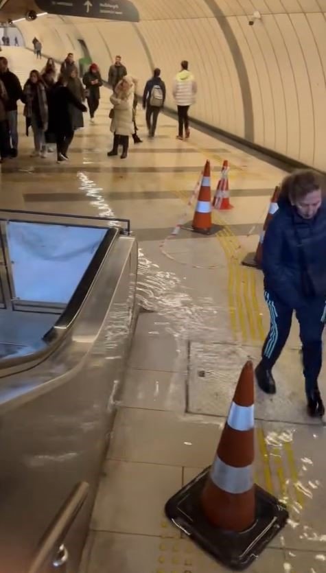 Metrobüs alt geçidini su bastı vatandaşlar mahsur kaldı