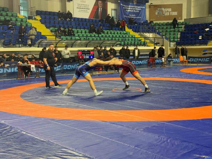 Kütahya’da U17 Türkiye Güreş Şampiyonası heyecanı